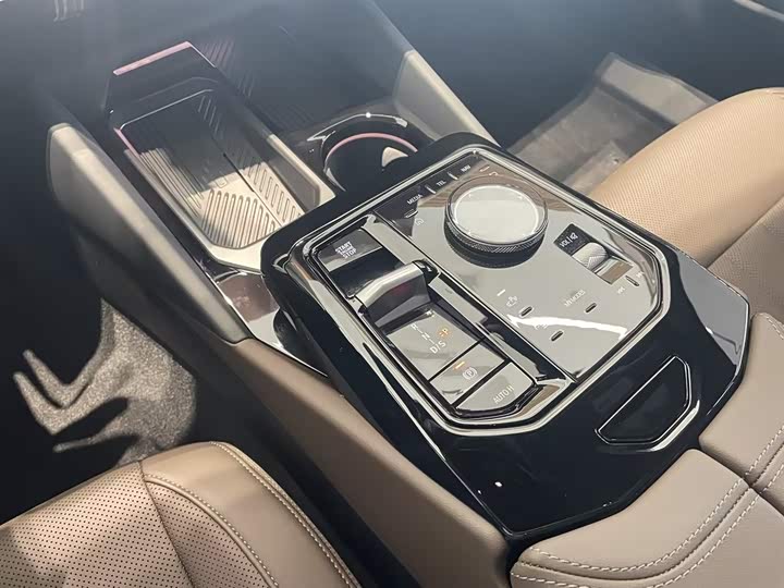BMW 5-Series 2025 530 Li Leading M — фото 13