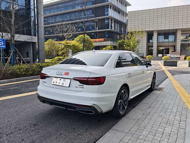 Audi A4L 40 TFSI люкс-динамик — фото 6