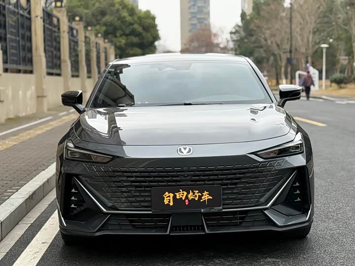 Changan UNI-V 2023 1.5 T Premium — фото 2