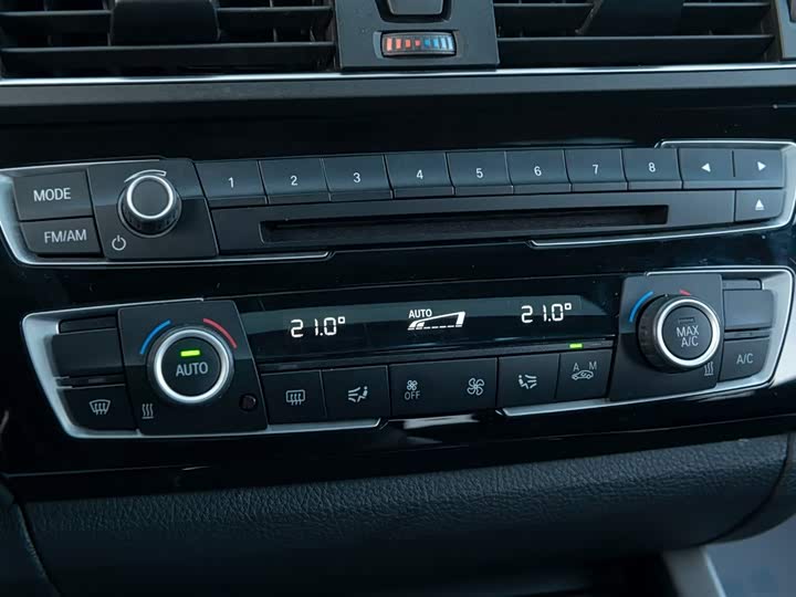 BMW 1-Series 2015 120i Leading — фото 30