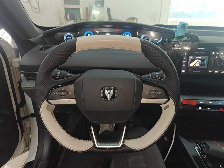 Changan UNI-V 2024 1.5 T — фото 7