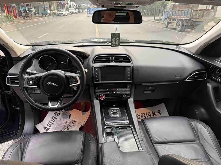 Jaguar F-PACE 2018 2.0 T 4 WDR-Sport — фото 6