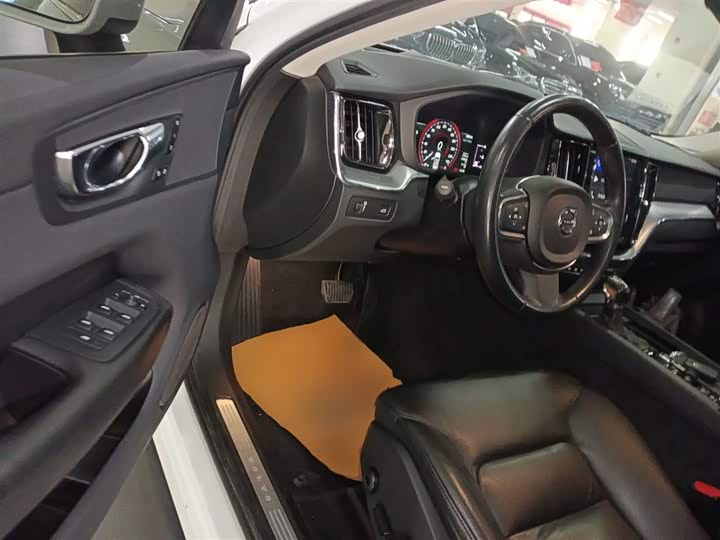 Volvo XC60 2019 T 5 4 WD VI — фото 12