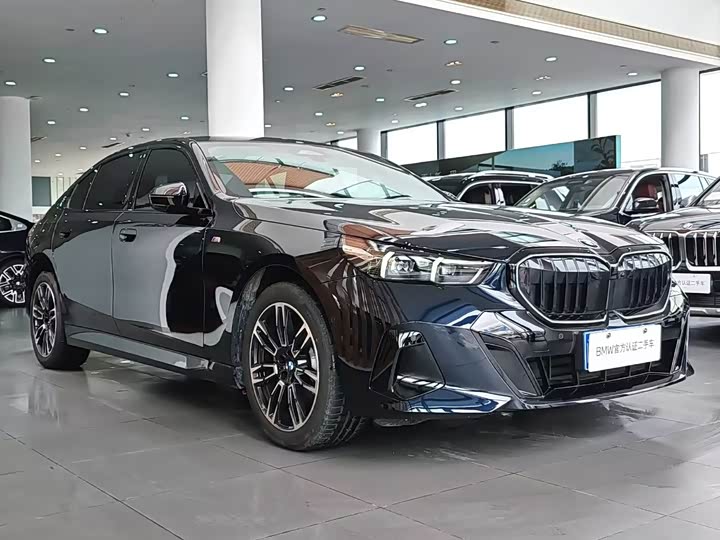 BMW 5-Series 2025 530 Li Leading M — фото 3