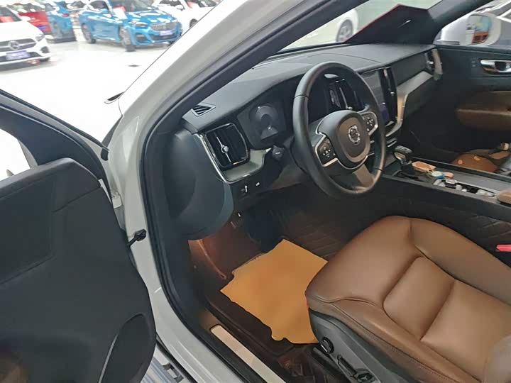 Volvo XC60 2021 T 5 4 WD — фото 16