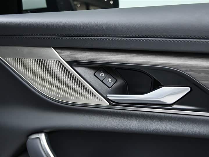 Jaguar XFL 2023 XFL 2.0 T P 200 2 WD — фото 27