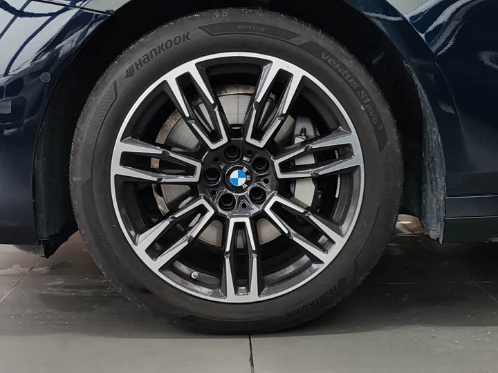 BMW 5-Series 2025 530 Li Leading M — фото 9