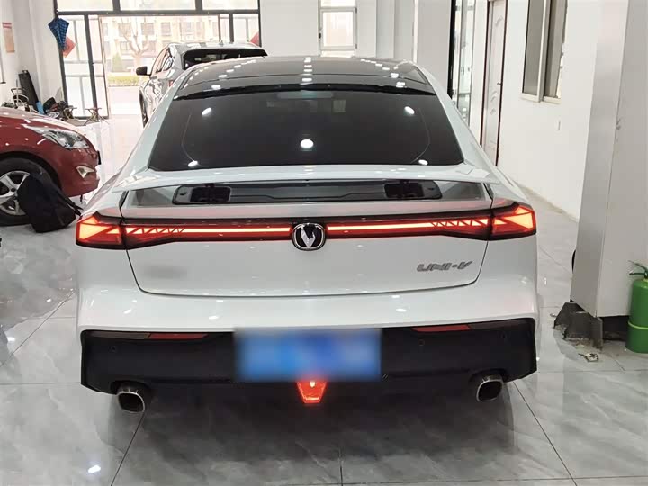 Changan UNI-V 2022 1.5 T Premium — фото 4
