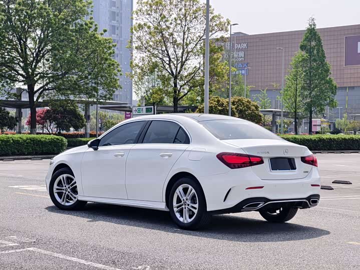 Mercedes-Benz A-Class 2023 A 180 L — фото 4