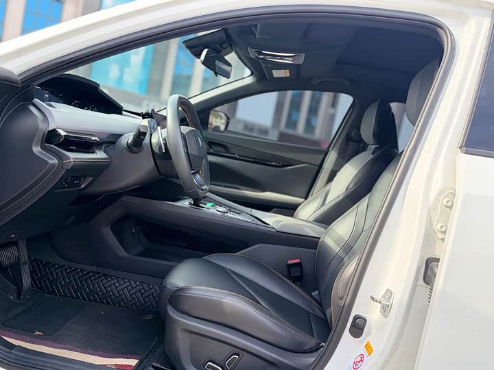 Changan UNI-V 2022 1.5 T Premium — фото 8
