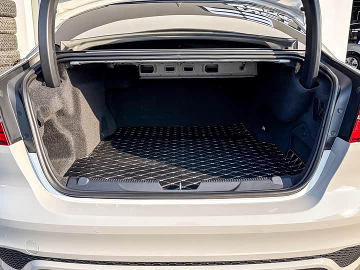 Jaguar XEL 2020 2.0 T 200 PS R-DYNAMIC — фото 20