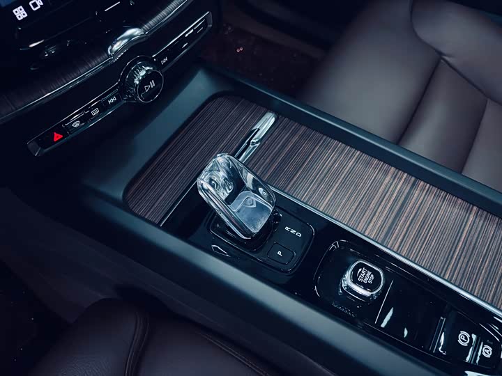 Volvo XC60 2022 B 5 4 WD — фото 13