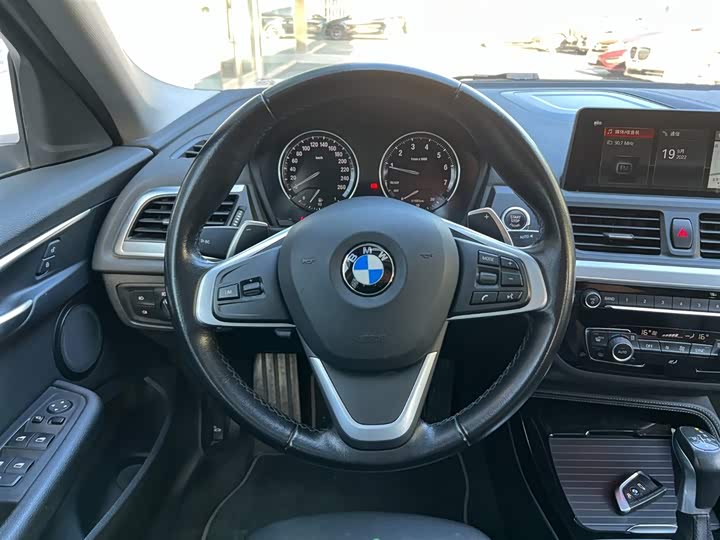 BMW 1-Series 2018 120i — фото 12