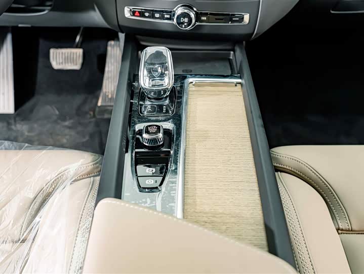 Volvo XC60 2026 B 5 4 WD — фото 12