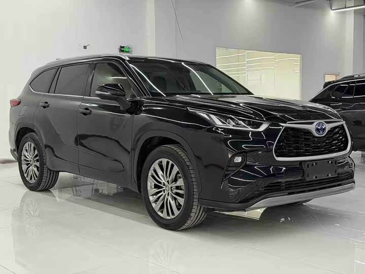Toyota Highlander — фото 1