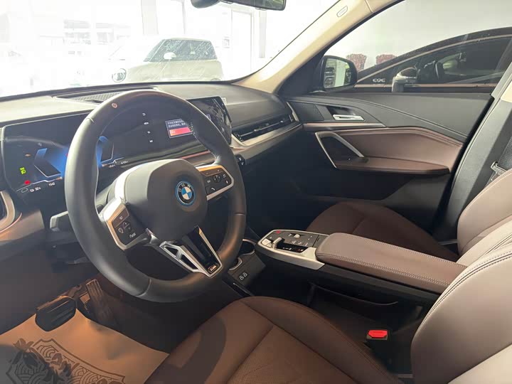 BMW iX1 eDrive25L M спортпакет — фото 4