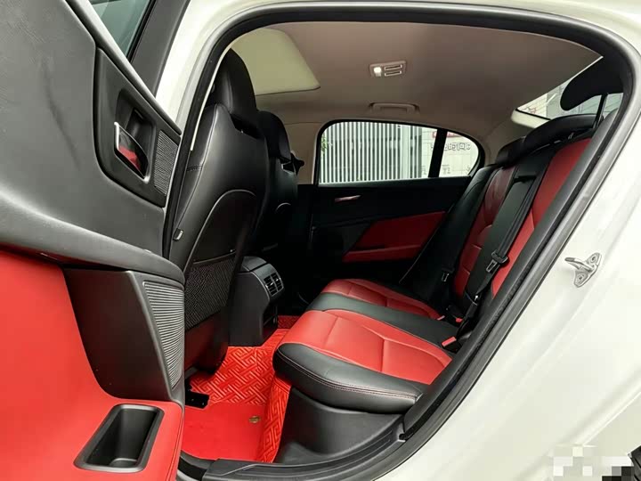 Jaguar XE 2015 2.0 T 200 PS R-Sport — фото 6
