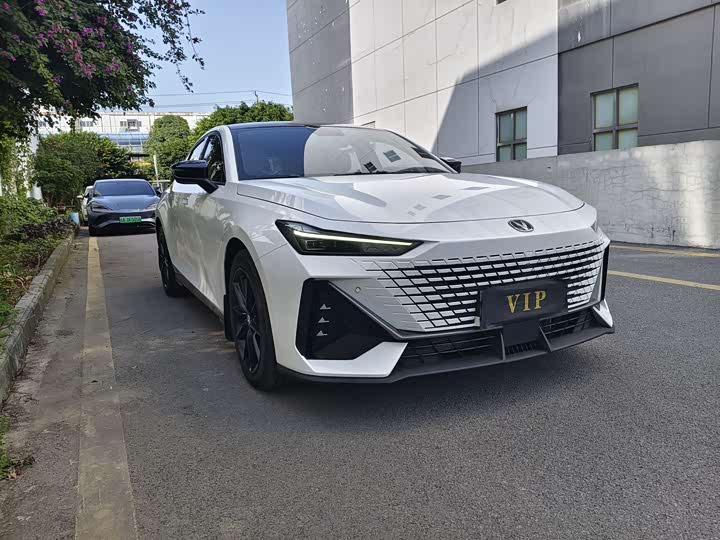 Changan UNI-V 2022 1.5 T Premium — фото 3