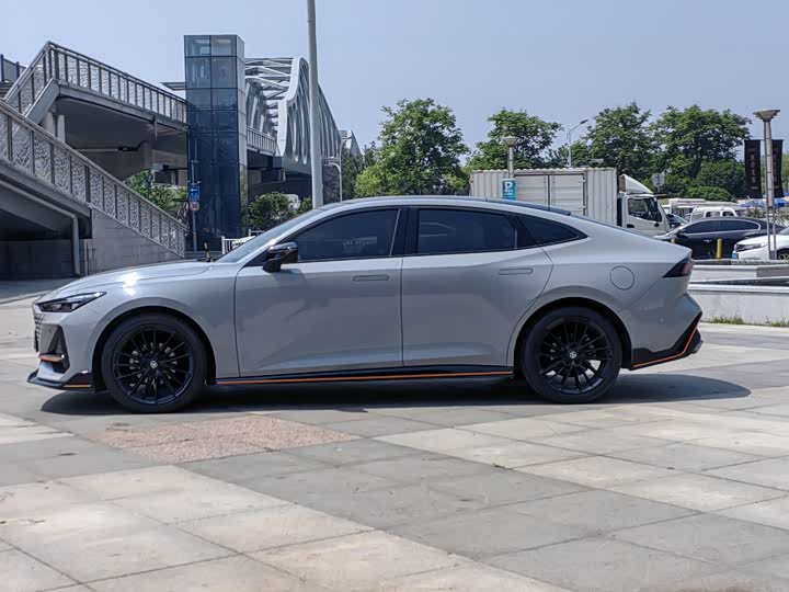 Changan UNI-V 2023 1.5 T — фото 4