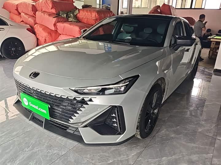 Changan UNI-V 2022 1.5 T Premium — фото 2