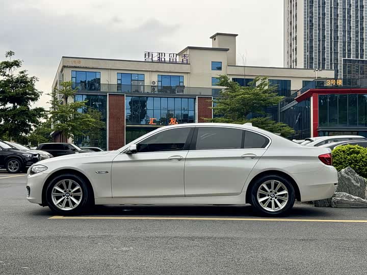 BMW 5 Series 520Li — фото 6
