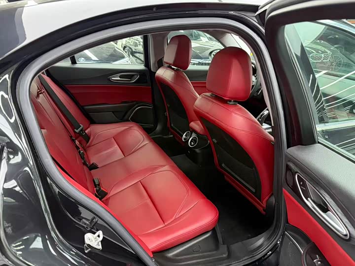 Alfa Romeo Giulia 2020 2.0 T 280 HP — фото 11