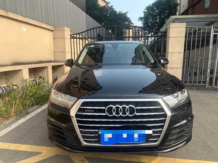 Audi Q7 40 TFSI S line спорт — фото 2