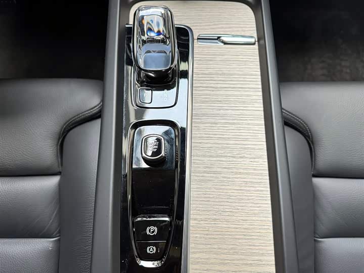 Volvo XC60 2022 B 5 4 WD — фото 15