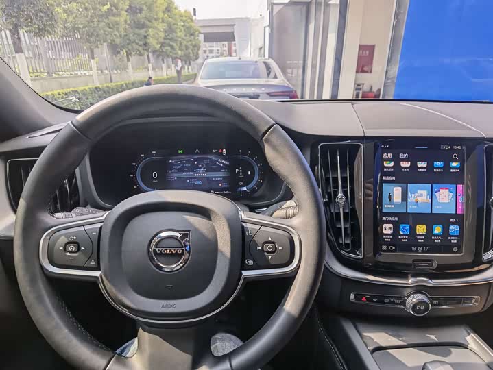 Volvo XC60 2025 B 5 4 WD — фото 14
