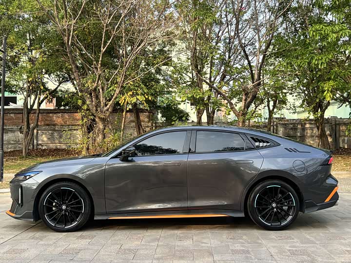 Changan UNI-V 2024 1.5 T Sport — фото 4