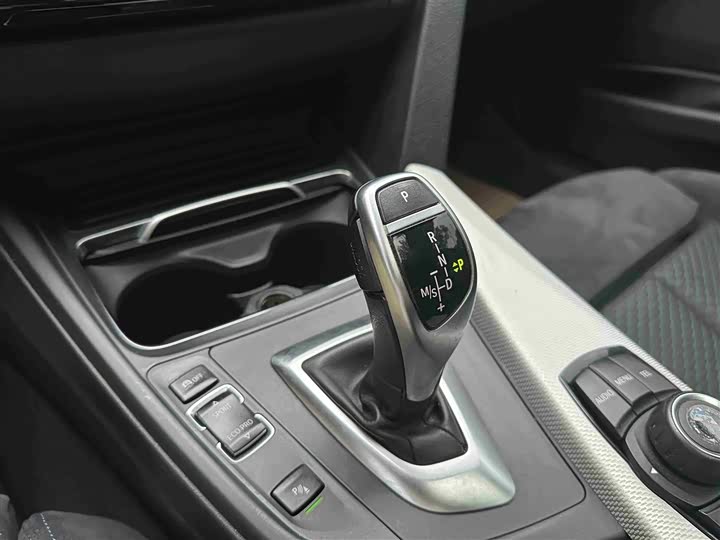BMW 3-Series 2017 320i MSport — фото 16