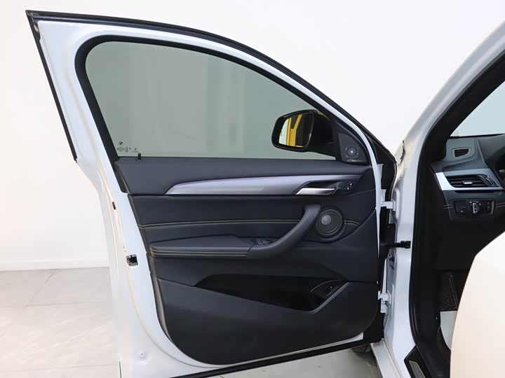 BMW X2 2023 s Drive 25i — фото 14