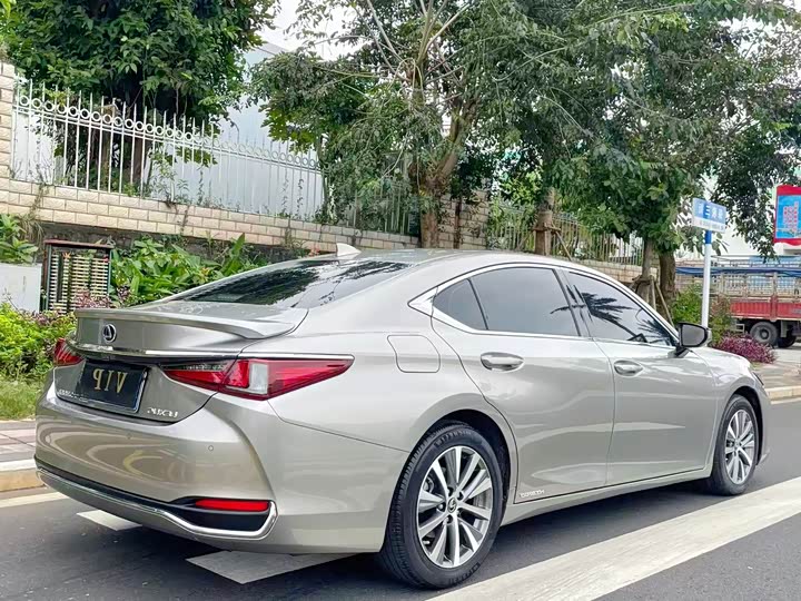 Lexus ES 2020 300h — фото 8