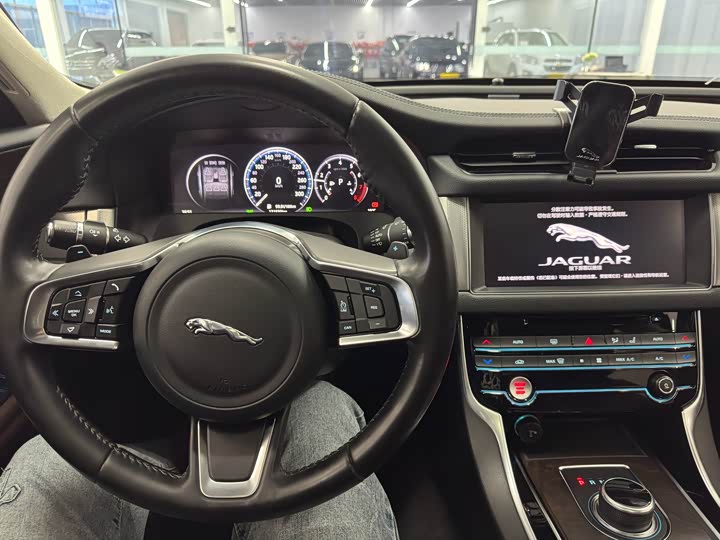 Jaguar XFL 2018 XFL 2.0 T 250 PS — фото 14