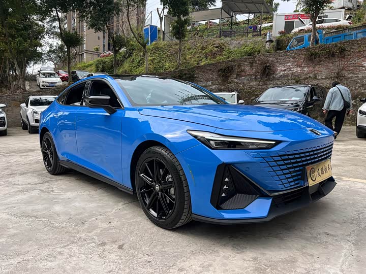 Changan UNI-V 2022 1.5 T Premium — фото 3