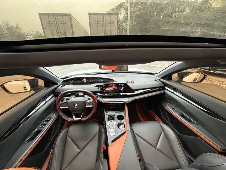 Changan UNI-V 2022 1.5 T Premium — фото 6