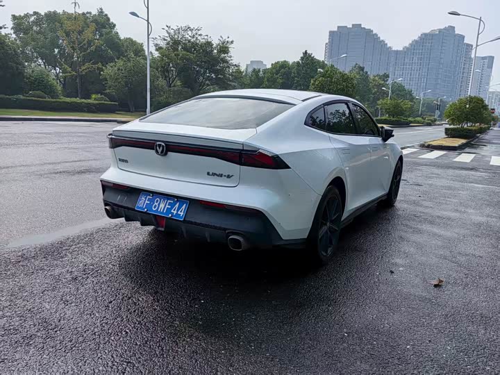 Changan UNI-V 2022 1.5 T Premium — фото 5