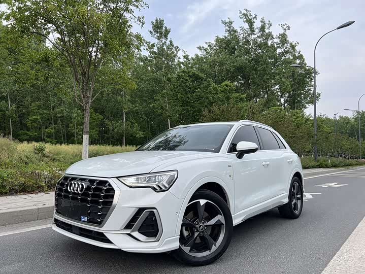 Audi Q3 2022 35 TFSI — фото 1