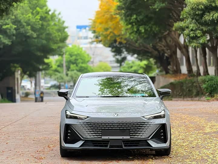 Changan UNI-V 2022 1.5 T Premium — фото 2