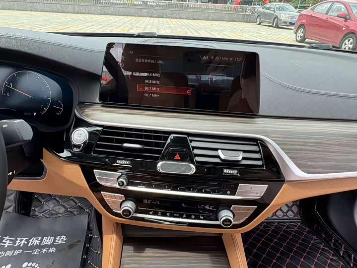 BMW 5-Series 2019 530 Li Leading — фото 35