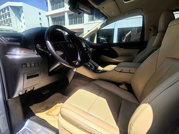Toyota Alphard — фото 10
