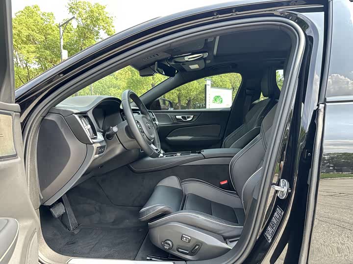 Volvo S 60 Hybrid 2024 T 8 4 WD — фото 4