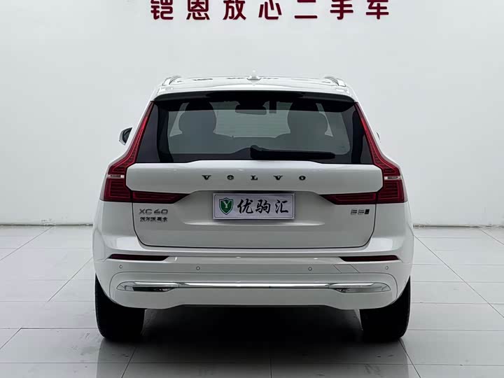 Volvo XC60 2022 B 5 4 WD — фото 4