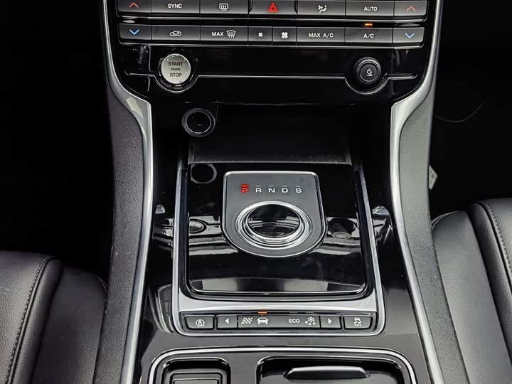 Jaguar XEL 2018 2.0 T 200 PS — фото 13