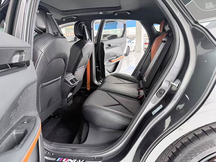 Changan UNI-V 2023 1.5 T Premium — фото 6
