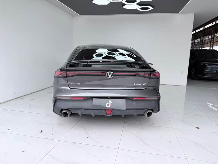 Changan UNI-V 2023 1.5 T Premium — фото 8