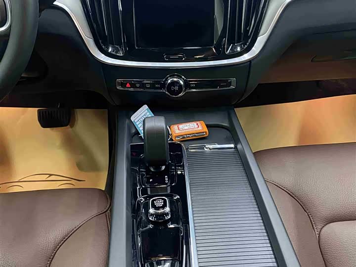 Volvo S60 2025 B 4 — фото 17