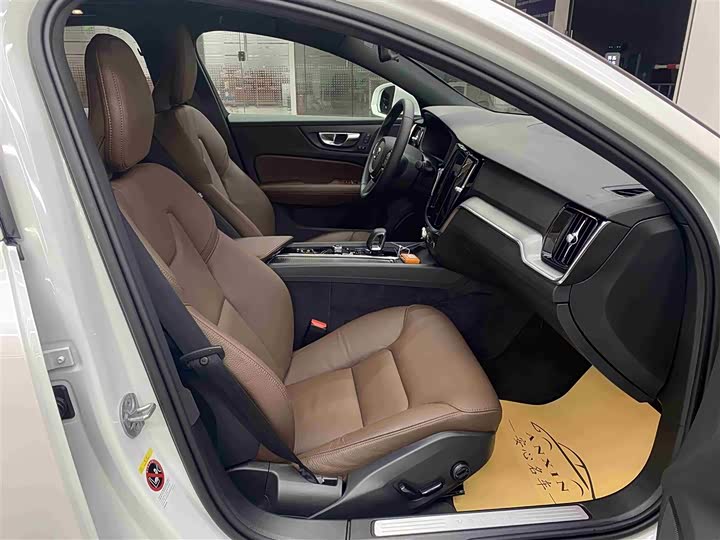 Volvo S60 2025 B 4 — фото 10