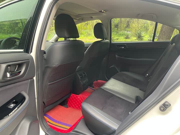 Subaru Legacy — фото 10