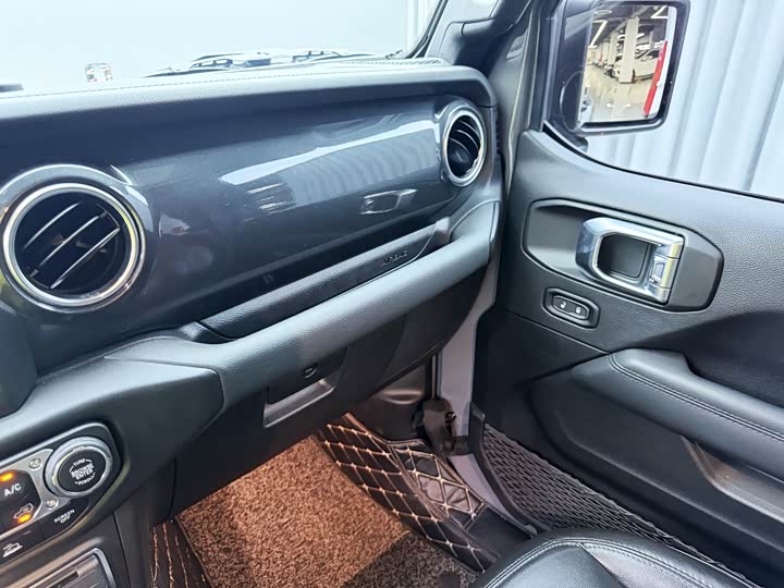 Jeep Wrangler — фото 21